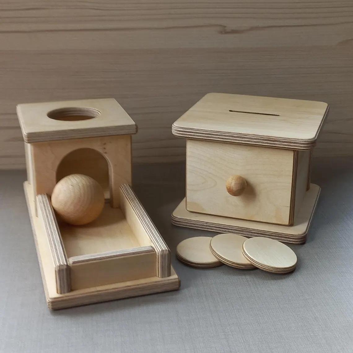Montessori komplekts ar koka monētu kasti un priekšmetu pastāvības kasti ar paplāti un bumbiņu.
