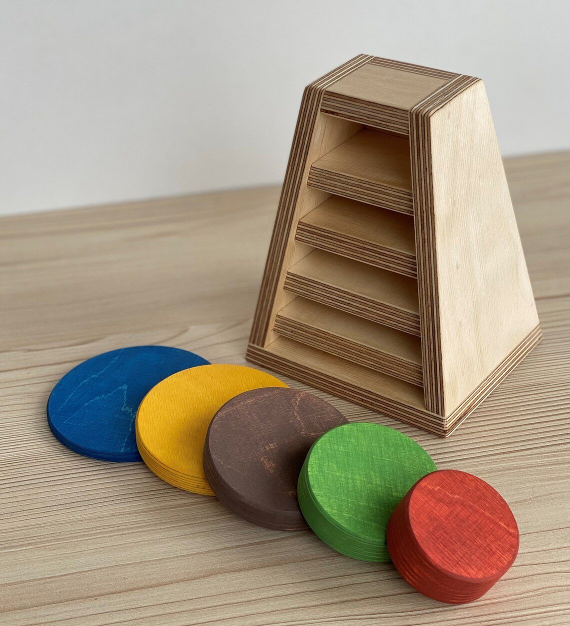 Montessori koka izmēru kārtošanas tornis ar pieciem krāsainiem diskiem, roku darbs Latvijā